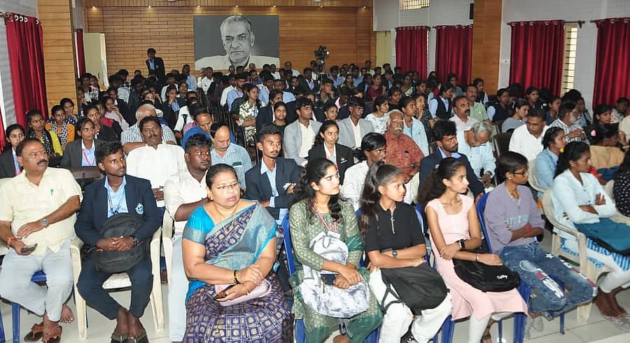 ಕಾರ್ಯಕ್ರಮದಲ್ಲಿ ವಿದ್ಯಾರ್ಥಿಗಳು ಮತ್ತು ಗಾಂಧಿ ಅಭಿಮಾನಿಗಳು ಭಾಗವಹಿಸಿದ್ದರು