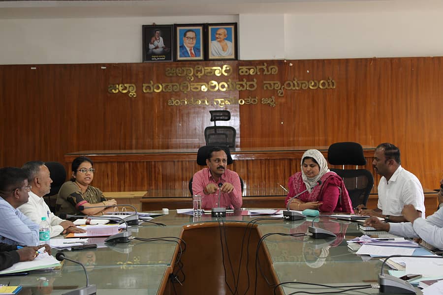 ದೇವನಹಳ್ಳಿಯ ಜಿಲ್ಲಾಡಳಿತ ಭವನದ ನ್ಯಾಯ ಸಭಾಂಗಣದಲ್ಲಿ ನಡೆದ ನಗಣತಿ-2027 ಕ್ಕೆ ಸಂಬಂಧಿಸಿದಂತೆ ಪೂರ್ವ ಭಾವಿ ಸಭೆಯಯಲ್ಲಿ ಜಿಲ್ಲಾಧಿಕಾರಿ ಎ.ಬಿ. ಬಸವರಾಜ್ ಮಾತನಾಡಿದರು. ಅಧಿಕಾರಿಗಳು ಉಪಸ್ಥಿತರಿದ್ದರು.