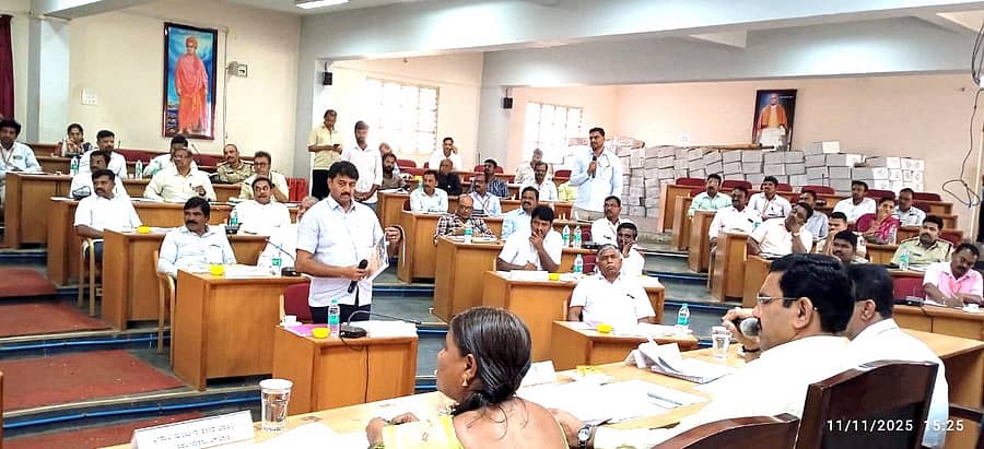 ಶಿಕಾರಿಪುರದಲ್ಲಿ ಮಂಗಳವಾರ ನಡೆದ ಕೆಡಿಪಿ ಸಭೆಯಲ್ಲಿ ಶಾಸಕ ಬಿ.ವೈ.ವಿಜಯೇಂದ್ರ ಮಾತನಾಡಿದರು 