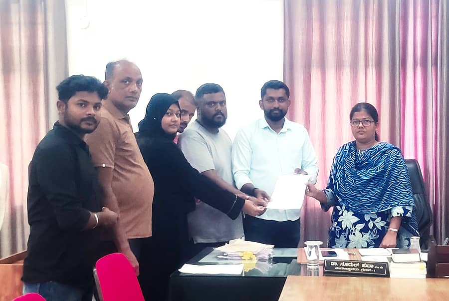 ದೆಹಲಿಯಲ್ಲಿ ಉಗ್ರರ ದಾಳಿ ತಡೆಯಲು ವಿಫಲರಾಗಿರುವ ಕೇಂದ್ರ ಗೃಹ ಸಚಿವ ಅಮಿತ್ ಶಾ ಅವರನ್ನು ಸಚಿವ ಸ್ಥಾನದಿಂದ ವಜಾಗೊಳಿಸುವಂತೆ ಒತ್ತಾಯಿಸಿ ಬಾಳೆಹೊನ್ನೂರು ಬ್ಲಾಕ್ ಯುವ ಕಾಂಗ್ರೆಸ್ ಘಟಕದಿಂದ ಬುಧವಾರ ತಹಶೀಲ್ದಾರ್ ನೂರುಲ್ ಹುದಾ ಅವರಿಗೆ ಮನವಿ ಸಲ್ಲಿಸಲಾಯಿತು