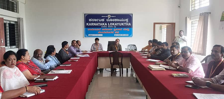 ಮಡಿಕೇರಿಯಲ್ಲಿ ಲೋಕಾಯುಕ್ತ ಅಧಿಕಾರಿಗಳು ಬುಧವಾರ ಸಾರ್ವಜನಿಕರಿಂದ ಅಹವಾಲು ಸ್ವೀಕರಿಸಿದರು