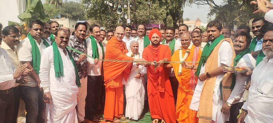 ಬೈಲಹೊಂಗಲದಲ್ಲಿ ಬುಧವಾರ ನಡೆದ ಬೃಹತ್ ಕೃಷಿಮೇಳ ಮತ್ತು ಜಾನುವಾರು ಪ್ರದರ್ಶನಕ್ಕೆ ಶಾಸಕ ಮಹಾಂತೇಶ ಕೌಜಲಗಿ, ಮಾಜಿ ಶಾಸಕ ಡಾ.ವಿಶ್ವನಾಥ ಪಾಟೀಲ ಹಾಗೂ ಗಣ್ಯರು ಚಾಲನೆ ನೀಡಿದರು