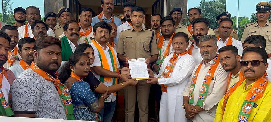 ವಿಧಾನ ಪರಿಷತ್‌ ಸದಸ್ಯ ಎಸ್‌.ವಿ.ಸಂಕನೂರ ಹಾಗೂ ಬಿಜೆಪಿ ಯುವ ಮೋರ್ಚಾ ಗದಗ ಜಿಲ್ಲಾ ಘಟಕದ ಸದಸ್ಯರು ಗದಗ ಎಸ್‌ಪಿ ರೋಹನ್‌ ಜಗದೀಶ್‌ ಅವರ ಮೂಲಕ ರಾಜ್ಯಪಾಲರಿಗೆ ಮನವಿ ಸಲ್ಲಿಸಿದರು