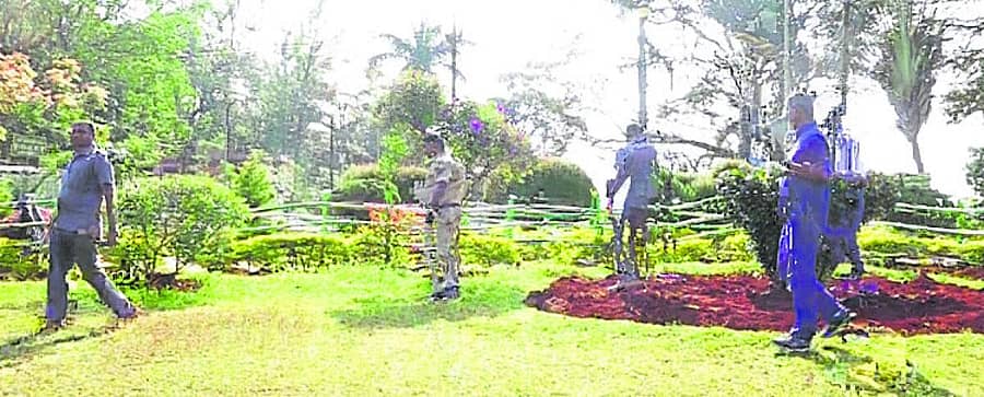 <div class="paragraphs"><p>ಮಡಿಕೇರಿಯ ರಾಜಾಸೀಟ್ ಉದ್ಯಾನದಲ್ಲಿ ಮಂಗಳವಾರ ಬಾಂಬ್ ನಿಷ್ಕ್ರಿಯ ದಳವು ಶೋಧ ಕಾರ್ಯ ನಡೆಸಿತು</p></div>