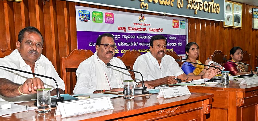 ದಾವಣಗೆರೆ ಜಿಲ್ಲಾ ಪಂಚಾಯಿತಿ ಸಭಾಂಗಣದಲ್ಲಿ ಬುಧವಾರ ನಡೆದ ಗ್ಯಾರಂಟಿ ಯೋಜನೆಗಳ ಪ್ರಗತಿ ಪರಿಶೀಲನಾ ಸಭೆಯಲ್ಲಿ ಅನುಷ್ಠಾನ ಸಮಿತಿ ಅಧ್ಯಕ್ಷ ಶಾಮನೂರು ಬಸವರಾಜ್ ಮಾತನಾಡಿದರು –ಪ್ರಜಾವಾಣಿ ಚಿತ್ರ