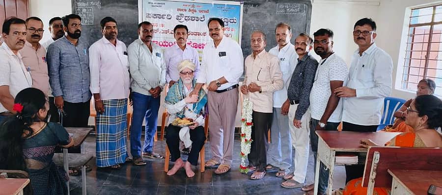 ಹರಿಹರದ ಗುತ್ತೂರು ಸರ್ಕಾರಿ ಪ್ರೌಢಶಾಲೆಯಲ್ಲಿ ಸಾಮಾಜಿಕ ಕಾರ್ಯಕರ್ತ ಐರಣಿ ಹನುಮಂತಪ್ಪ ಅವರನ್ನು ಸತ್ಕರಿಸಲಾಯಿತು. ಬಿಇಒ ಡಿ.ದುರುಗಪ್ಪ, ಮುಖ್ಯ ಶಿಕ್ಷಕ ರವಿನಯ್ಕ್ ಹಾಗೂ ಶಿಕ್ಷಕರಿದ್ದರು