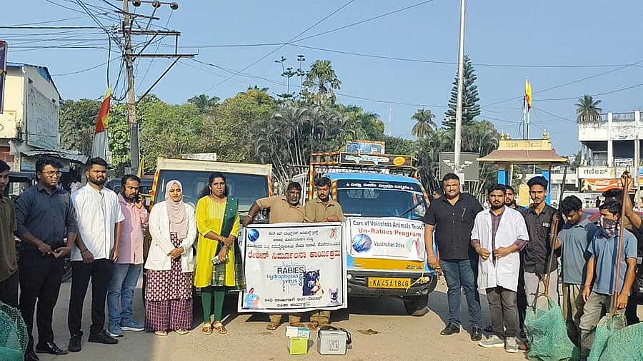ಹೊಳೆನರಸೀಪುರದಲ್ಲಿ ಬೀದಿ ನಾಯಿಗಳಿಗೆ ಉಚಿತ ರೇಬಿಸ್ ಲಸಿಕೆ ನೀಡುವ ಕಾರ್ಯಕ್ರಮಕ್ಕೆ ಡಾ.ನಿಧಾ ಚಾಲನೆ ನೀಡಿದರು. ರುಚಿದರ್ಶಿನಿ, ಚಲುವ, ಇತರರು ಇದ್ದರು