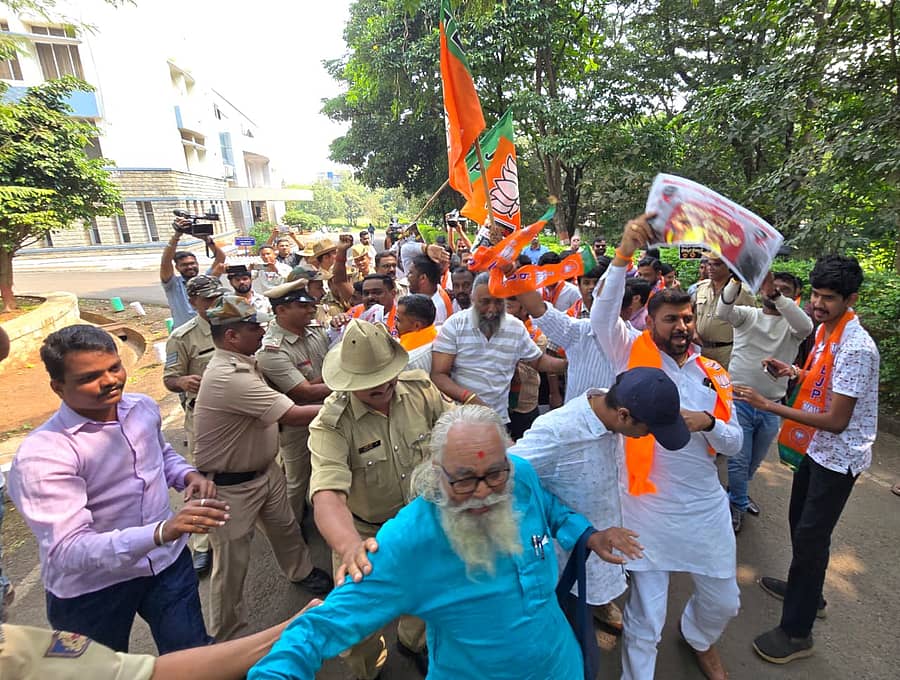 ಬೆಳಗಾವಿ ಜಿಲ್ಲಾ ಪೊಲೀಸ್ ವರಿಷ್ಠಾಧಿಕಾರಿ ಕಚೇರಿ ಆವರಣದಲ್ಲಿ ಬಿಜೆಪಿ ಕಾರ್ಯಕರ್ತರನ್ನು ಪೊಲೀಸರು ವಶಕ್ಕೆ ಪಡೆದರು