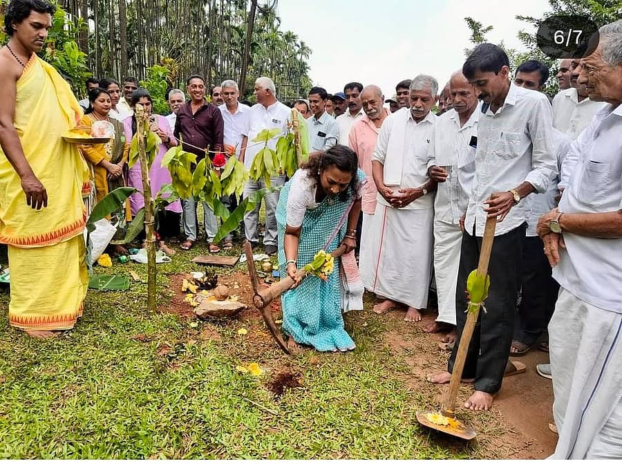ಕಳಸ ತಾಲ್ಲೂಕಿನ ನೆಲ್ಲಿಬೀಡು ಸೇತುವೆ ಕಾಮಗಾರಿಗೆ ಶಾಸಕಿ ನಯನಾ ಮೋಟಮ್ಮ ಬುಧವಾರ ಭೂಮಿಪೂಜೆ ನೆರವೇರಿಸಿದರು. ಕಾಂಗ್ರೆಸ್ ಮುಖಂಡರು, ಸ್ಥಳೀಯರು ಭಾಗವಹಿಸಿದ್ದರು