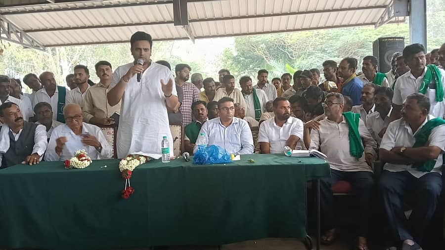 ಪಿರಿಯಾಪಟ್ಟಣ ತಾಲ್ಲೂಕಿನ ಕಗ್ಗುಂಡಿ ತಂಬಾಕು ಹರಾಜು ಮಾರುಕಟ್ಟೆಯಲ್ಲಿ ವಿವಿಧ ರೈತ ಸಂಘಟನೆಗಳ ವತಿಯಿಂದ ಹಮ್ಮಿಕೊಂಡಿದ್ದ ಕುಂದು–ಕೊರತೆ ಸಭೆಯಲ್ಲಿ ಸಂಸದ ಯದುವೀರ್ ಮಾತನಾಡಿದರು