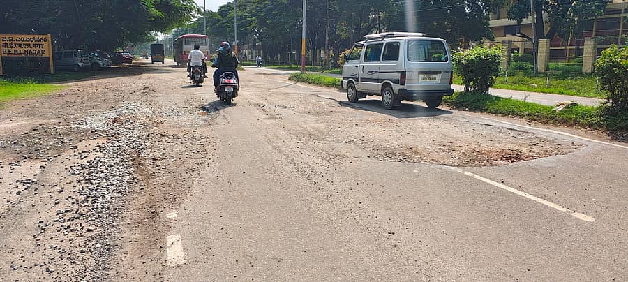 ಕೆಜಿಎಫ್‌ ಬೆಮಲ್‌ ಕಾರ್ಖಾನೆ ಮುಂಭಾಗದಲ್ಲಿ ಹೊಸದಾಗಿ ಹಾಕಿರುವ ರಸ್ತೆ ಹಾಳಾಗಿರುವುದು
