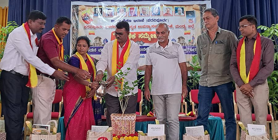 ಮಂಡ್ಯ ನಗರದ ಗಾಂಧಿ ಭವನದಲ್ಲಿ ನಡೆದ ಶೈಕ್ಷಣಿಕ ಸಮ್ಮೇಳನ ಮತ್ತು ನೂತನ ಮಾದರಿ ಪ್ರಶ್ನೆ ಪತ್ರಿಕೆ ನೀಲನಕ್ಷೆ ಅನ್ವಯಿಕತೆ ಕಾರ್ಯಾಗಾರವನ್ನು ವನ್ಯಜೀವಿ ಛಾಯಾಗ್ರಾಹಕ ಕೃಪಾಕರ ಉದ್ಘಾಟಿಸಿದರು