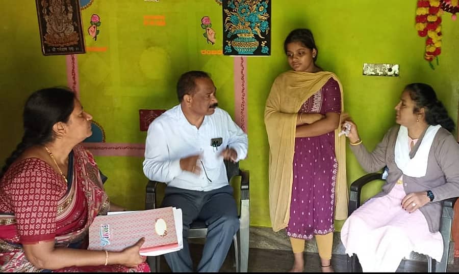 ಸೊರಬ ಪಟ್ಟಣದಲ್ಲಿ ಶಿಕ್ಷಣ ಇಲಾಖೆಯಿಂದ ಶಾಲೆ ತೊರೆದ ವಿದ್ಯಾರ್ಥಿಗಳ ಸಮೀಕ್ಷೆ ನಡೆಸಿರುವುದು