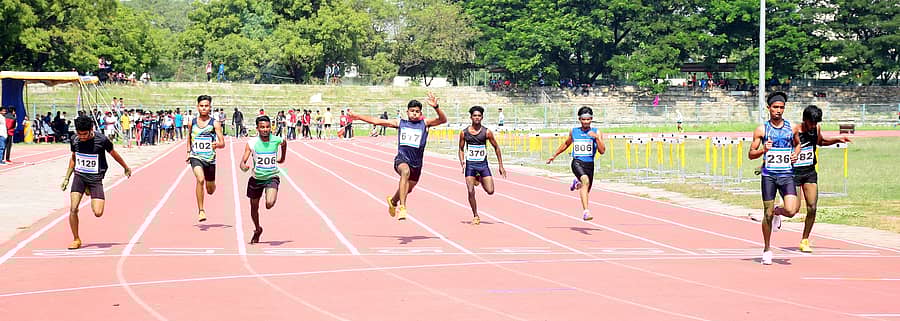 <div class="paragraphs"><p>ಕ್ರೀಡಾಕೂಟದಲ್ಲಿ ಗುರಿಯತ್ತ ಮುನ್ನುಗ್ಗಿದ ಓಟಗಾರರು</p></div>