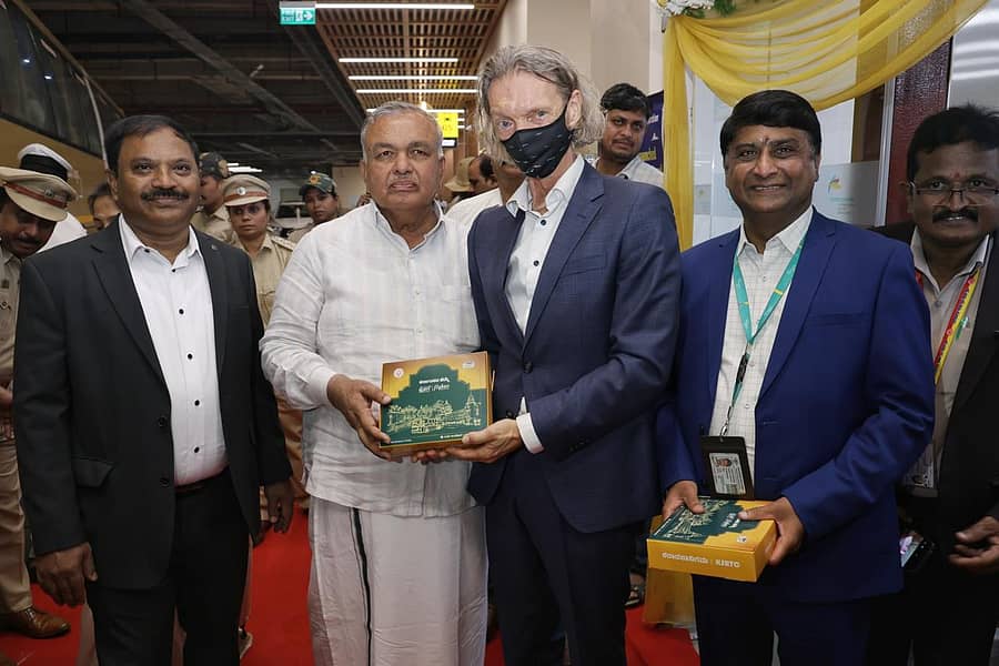 ಕೆಎಸ್ಆರ್ಟಿಸಿಯ ಫ್ಲೈಬಸ್ಗಳಲ್ಲಿ ಪ್ರಯಾಣಿಕರಿಗೆ ನ.15ರಿಂದ ಉಚಿತವಾಗಿ ನೀಡಲಾಗುವ ನಂದಿನಿ ಉತ್ಪನ್ನಗಳ ಸ್ನ್ಯಾಕ್ಸ್ ಬಾಕ್ಸ್ ಅನ್ನು ರಾಮಲಿಂಗಾರೆಡ್ಡಿ ಮತ್ತು ಅಧಿಕಾರಿಗಳು ಪ್ರದರ್ಶಿಸಿದರು