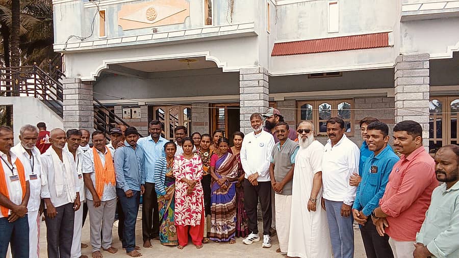 ಪಾದಯಾತ್ರೆ ನಡೆಸುತ್ತಿರುವ ರಾಷ್ಟ್ರೀಯ ಚಿಂತಕ ತನ್ವೀರ್ ಅಹಮ್ಮದ್ ಉಲ್ಲಾ ಗೌಡಗೆರೆ ಗ್ರಾಮದಲ್ಲಿ ಗ್ರಾಮಸ್ಥರೊಂದಿಗೆ ಮಾತುಕತೆ ನಡೆಸಿದರು