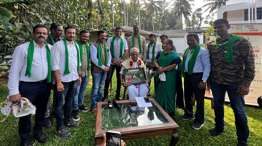 ಅರಕಲಗೂಡು ತಾಲ್ಲೂಕಿನ ದೊಡ್ಡ ಮಗ್ಗೆ ಗ್ರಾಮದ ಮಗ್ಗೆ ಮನೆ ಆವರಣದಲ್ಲಿ ಮಂಗಳವಾರ ಪ್ರಗತಿಪರ ಕೃಷಿಕ ಎಂ.ಸಿ. ರಂಗಸ್ವಾಮಿ ಅವರನ್ನು ಸನ್ಮಾನಿಸಲಾಯಿತು