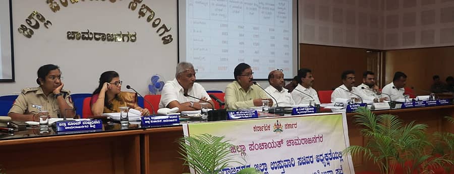 ಚಾಮರಾಜನಗರ ಜಿಲ್ಲಾ ಪಂಚಾಯಿತಿ ಸಭಾಂಗಣದಲ್ಲಿ ಬುಧವಾರ ಜಿಲ್ಲಾ ಉಸ್ತುವಾರಿ ಸಚಿವ ಕೆ.ವೆಂಕಟೇಶ್ ನೇತೃತ್ವದಲ್ಲಿ ತ್ರೈಮಾಸಿಕ ಕೆಡಿಪಿ ಸಭೆ ನಡೆಯಿತು