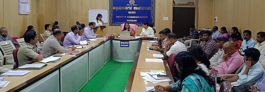 ಹಾಸನದ ಜಿಲ್ಲಾಧಿಕಾರಿ ಕಚೇರಿಯಲ್ಲಿ ಗುರುವಾರ ನಡೆದ ಸಭೆಯಲ್ಲಿ ಜಿಲ್ಲಾಧಿಕಾರಿ ಕೆ.ಎಸ್. ಲತಾಕುಮಾರಿ ಮಾತನಾಡಿದರು.