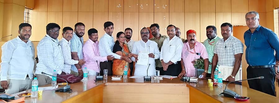 <div class="paragraphs"><p> ರಾಜ್ಯ ಸಫಾಯಿ ಕರ್ಮಚಾರಿ ಅಭಿವೃದ್ಧಿ ನಿಗಮದ ಪ್ರಗತಿ ಪರಿಶೀಲನಾ ಸಭೆಯಲ್ಲಿ ನಿಗಮದ ಅಧ್ಯಕ್ಷ ಮುರಳಿ ಅಶೋಕ ಸಾಲಪ್ಪ ಅವರಿಗೆ, ಜಿಲ್ಲಾ ಜಾಗೃತಿ ಮತ್ತು ಉಸ್ತುವಾರಿ ಸಮಿತಿ ಸದಸ್ಯರು ನಿಗಮದಿಂದ ಪೌರ ಕಾರ್ಮಿಕರು ಮತ್ತು ಸಫಾಯಿ ಕರ್ಮಚಾರಿಗಳಿಗೆ ಸಾಲ ಸೌಲಭ್ಯ ಸೇರಿದಂತೆ ವಿವಿಧ ಸೌಲಭ್ಯಗಳನ್ನು ಒದಗಿಸಬೇಕು ಎಂದು ಒತ್ತಾಯಿಸಿ ಮನವಿ ಸಲ್ಲಿಸಿದರು. </p></div>