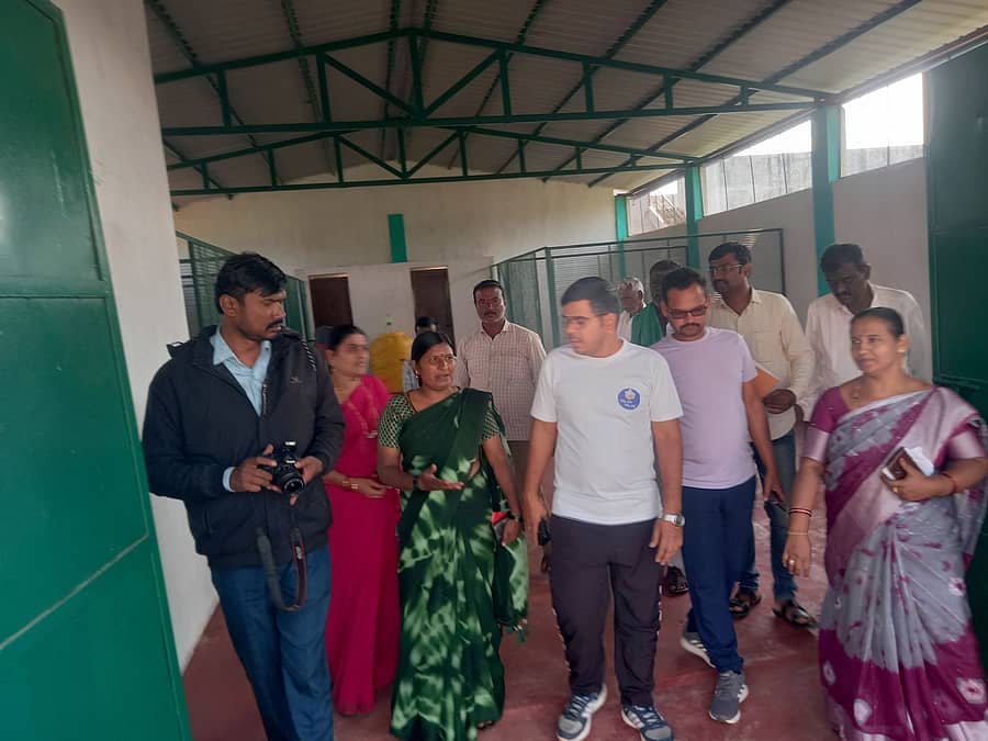 ಮಾಯಕೊಂಡ ಗ್ರಾಮದ ಜಿಲ್ಲಾ ಪಂಚಾಯಿತಿ ತ್ಯಾಜ್ಯ ಘಟಕಕ್ಕೆ ಮುಖ್ಯ ಕಾರ್ಯನಿರ್ವಹಣಾಧಿಕಾರಿ ಗಿತ್ತೆ ಮಾಧವ ವಿಠ್ಠಲರಾವ್ ಗುರುವಾರ ಭೇಟಿ ಪರಿಶೀಲಿಸಿದರು