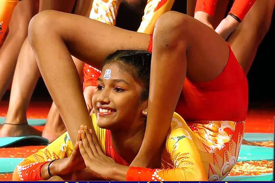 ಯೋಗಾಸನದ ಭಂಗಿಯಲ್ಲಿ ಕೆ.ಎನ್. ಹಿಮಜ