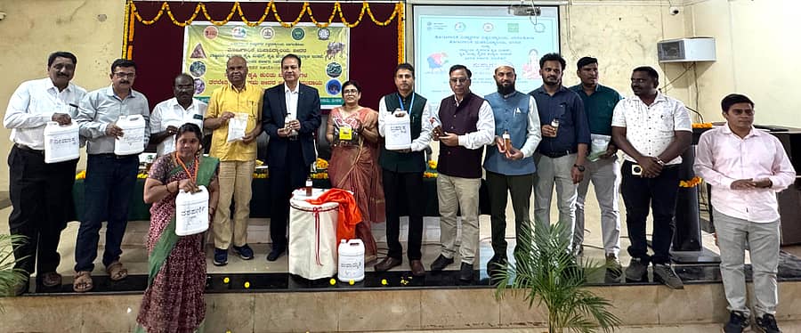 ಕಾರ್ಯಕ್ರಮದಲ್ಲಿ ಗೋಮೂತ್ರ, ಗಂಜಳ ಹಾಗೂ ನೈಸರ್ಗಿಕ ಕೃಷಿಗೆ ಅಗತ್ಯವಾದ ಇತರೆ ವಸ್ತುಗಳನ್ನು ಬಿಡುಗಡೆಗೊಳಿಸಲಾಯಿತು