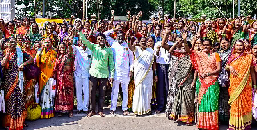 ಕಲಬುರಗಿ ಜಗತ್ ವೃತ್ತದಲ್ಲಿ ಕರ್ನಾಟಕ ರಾಜ್ಯ ದೇವದಾಸಿ ಮಹಿಳೆಯರ ವಿಮೋಚನಾ ಸಂಘದಿಂದ ಗುರುವಾರ ಪ್ರತಿಭಟನೆ ನಡೆಸಿದರು
–ಪ್ರಜಾವಾಣಿ ಚಿತ್ರ