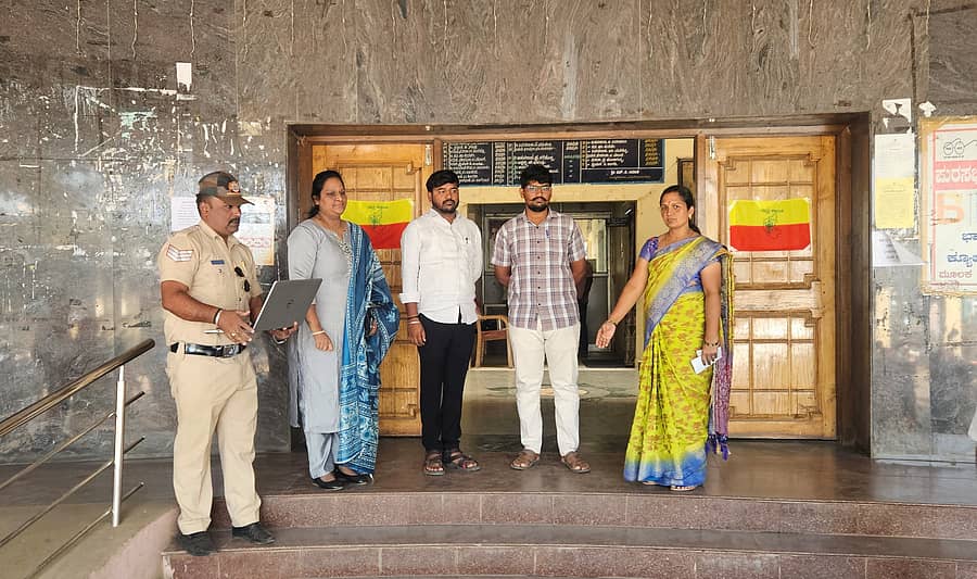 ಚುನಾವಣೆ ವೇಳೆ ಗಲಾಟೆ ನಡೆದ ಮಹಾಲಿಂಗಪುರ ಪುರಸಭೆ ಆವರಣದಲ್ಲಿ ಸಿಐಡಿ ಅಧಿಕಾರಿ ಪ್ರಭಾವತಿ ಪಾಂಡುರಂಗ ಅವರು ಸದಸ್ಯೆ ಚಾಂದನಿ ನಾಯಕ ಅವರಿಂದ ಘಟನಾವಳಿಗಳ ಮಾಹಿತಿ ಪಡೆದರು