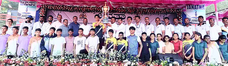 ಕುಂದಾಪುರ ಸಮೀಪದ ಹೆಮ್ಮಾಡಿಯ ಜನತಾ ಪಿಯು ಕ್ರೀಡಾಂಗಣದಲ್ಲಿ ನಡೆದ ಜಿಲ್ಲಾ ಮಟ್ಟದ ಕ್ರೀಡಾಕೂಟದಲ್ಲಿ, ಸಮಗ್ರ ಪ್ರಶಸ್ತಿ ಪಡೆದುಕೊಂಡ ಉಡುಪಿ ವಲಯದ ವಿದ್ಯಾರ್ಥಿಗಳಿಗೆ ಪ್ರಶಸ್ತಿ ಪ್ರದಾನ ಮಾಡಲಾಯಿತು