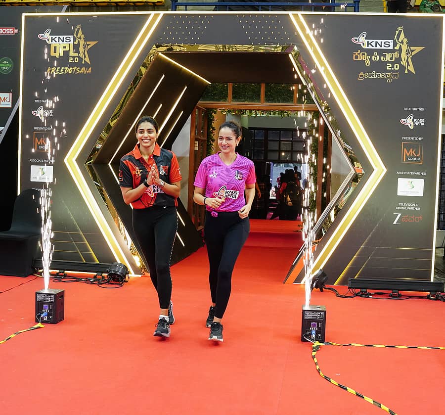 ಬೆಂಗಳೂರು ಕ್ವೀನ್ಸ್ ತಂಡದ ಸ್ಟಾರ್ ನಾಯಕಿ ಸಪ್ತಮಿ ಗೌಡ ಮತ್ತು ಹಾಸನ ಕ್ವೀನ್ಸ್ ತಂಡದ ನಾಯಕಿ ಶಾನ್ವಿ ಶ್ರೀವಾಸ್ತವ
