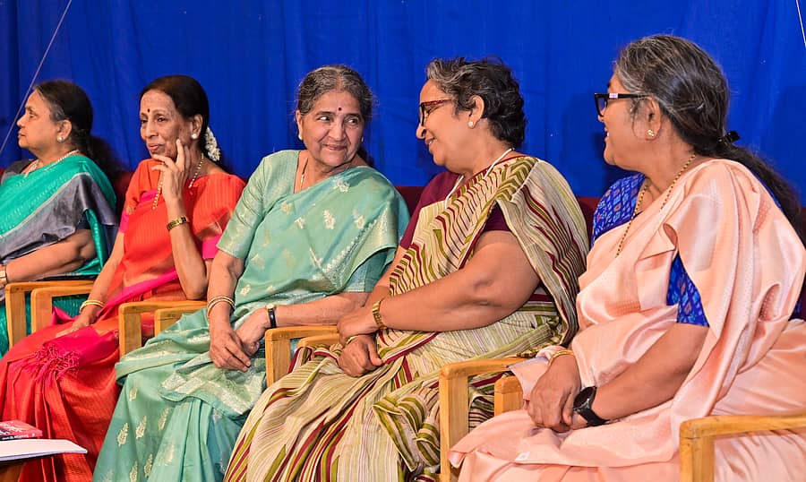 <div class="paragraphs"><p>ನಗರದಲ್ಲಿ ಗುರುವಾರ ಆರ್. ಸುನಂದಮ್ಮ (ಬಲದಿಂದ ಮೊದಲನೆಯವರು) ಅವರ ‘ಎದೆಯ ಪದ’ ಕೃತಿ ಜನಾರ್ಪಣೆ ಕಾರ್ಯಕ್ರಮದಲ್ಲಿ ಹೇಮಲತಾ ಮಹಿಷಿ ಮತ್ತು ಸಬೀಹಾ ಭೂಮಿಗೌಡ ಸಮಾಲೋಚನೆಯಲ್ಲಿ ತೊಡಗಿದರು. ಎನ್. ಗಾಯತ್ರಿ,&nbsp; ಆರ್. ಪೂರ್ಣಿಮಾ ಉಪಸ್ಥಿತರಿದ್ದರು</p></div>