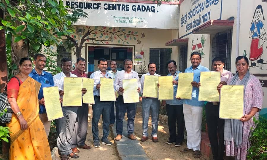 ಗದಗ ಕ್ಷೇತ್ರ ಶಿಕ್ಷಣಾಧಿಕಾರಿಗಳ ಕಾರ್ಯಾಲಯದಲ್ಲಿ ಗುರುವಾರ ನಡೆದ ಕಾರ್ಯಕ್ರಮದಲ್ಲಿ ಡಿಡಿಪಿಐ ಆರ್‌.ಎಸ್‌.ಬುರಡಿ ಪೋಷಕರು– ಶಿಕ್ಷಕರ ಮಹಾಸಭೆಯ ಪೋಸ್ಟರ್ ಬಿಡುಗಡೆಗೊಳಿಸಿದರು