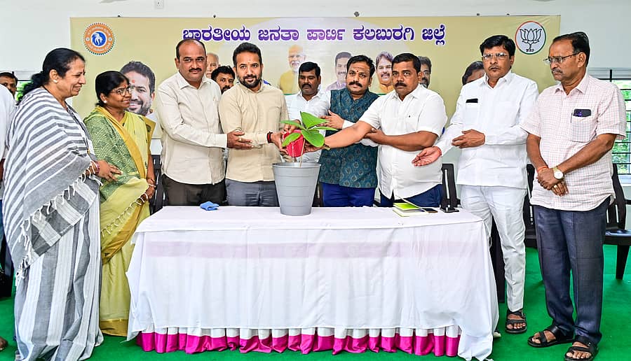 ಆತ್ಮನಿರ್ಭರ ಭಾರತ ಸಂಕಲ್ಪ ಅಭಿಯಾನದ ಅಂಗವಾಗಿ ಕಲಬುರಗಿ ಜಿಲ್ಲಾ ಬಿಜೆಪಿ ಕಚೇರಿಯಲ್ಲಿ ಗುರುವಾರ ಹಮ್ಮಿಕೊಂಡಿದ್ದ ಯುವ ಸಮ್ಮೇಳನವನ್ನು ಬಿಜೆಪಿ ಮಹಾನಗರ ಜಿಲ್ಲಾ ಘಟಕ ಅಧ್ಯಕ್ಷ ಚಂದು ಪಾಟೀಲ, ಗ್ರಾಮೀಣ ಜಿಲ್ಲಾಧ್ಯಕ್ಷ ಅಶೋಕ ಬಗಲಿ ಹಾಗೂ ಇತರರು ಸಸಿಗೆ ನೀರೆರೆದು ಉದ್ಘಾಟಿಸಿದರು –ಪ್ರಜಾವಾಣಿ ಚಿತ್ರ