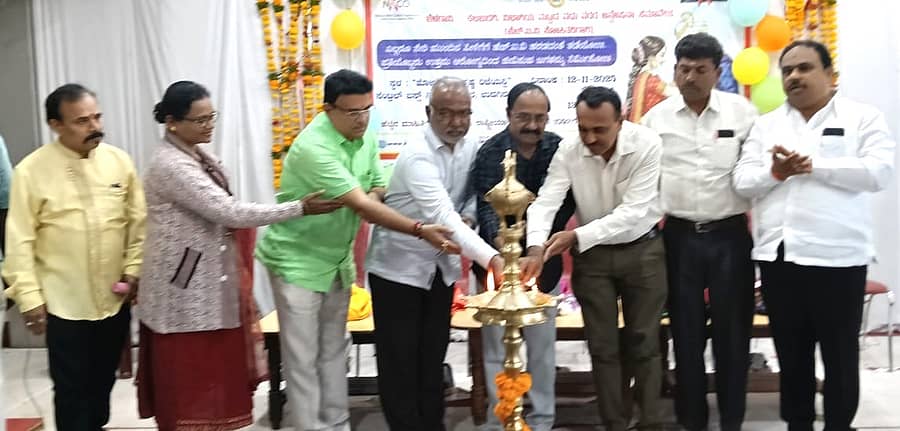 ಬೀದರ್ನಲ್ಲಿ ಏರ್ಪಡಿಸಿದ್ದ ಎಚ್ಐವಿ ಸೋಂಕಿತ ವಧು–ವರರ ಸಮಾವೇಶವನ್ನು ಕರ್ನಾಟಕ ರಾಜ್ಯ ಏಡ್ಸ್ ಪ್ರಿವೆನ್ಶನ್ ಸೊಸೈಟಿಯ ಉಪನಿರ್ದೇಶಕ ಗೋವಿಂದರಾಜು ಉದ್ಘಾಟಿಸಿದರು