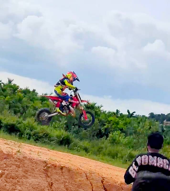 ಮಾಗಡಿ ತಾಲ್ಲೂಕಿನ ಹೊಸಹಳ್ಳಿ ಬಾಲಕ ಸೂರ್ಯ ಯಾದವ್ ಟ್ರ್ಯಾಕ್‌ನಲ್ಲಿ ಬೈಕ್ ಸಾಹಸ ಮಾಡುತ್ತಿರುವುದು