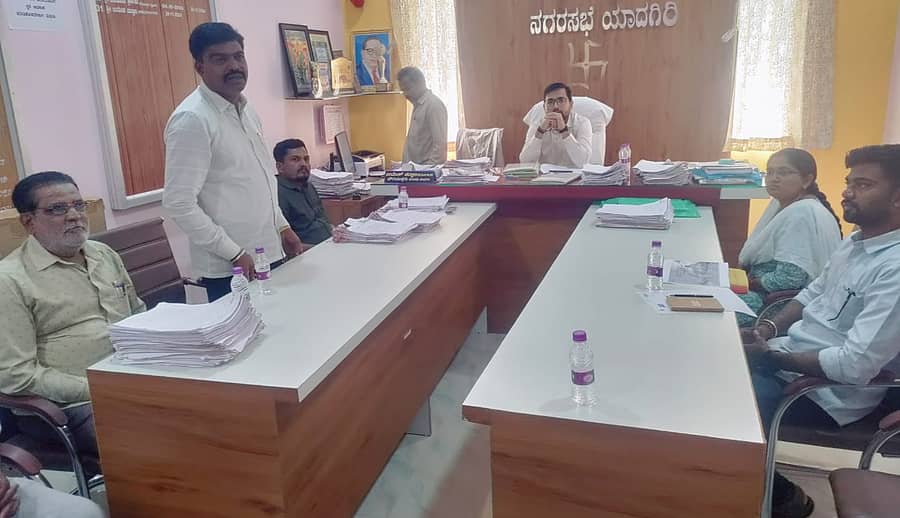 ಯಾದಗಿರಿ ನಗರಸಭೆ ಕಚೇರಿಗೆ ಗುರುವಾರ ಜಿಲ್ಲಾ ನಗರಾಭಿವೃದ್ಧಿ ಕೋಶದ ಯೋಜನಾ ನಿರ್ದೇಶಕ ಭೇಟಿ ನೀಡಿ, ಸಭೆ ನಡೆಸಿದರು