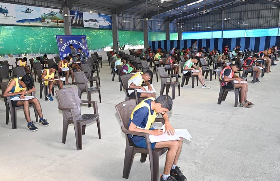 ಕಾರವಾರದ ಕದಂಬ ನೌಕಾನೆಲೆಯಲ್ಲಿ ಆರಂಭಿಸಿರುವ ಹೊಸ ನೇಮಕಾತಿ ಕೇಂದ್ರದಲ್ಲಿ ಅಗ್ನಿವೀರ ಆಯ್ಕೆಗೆ ವಿದ್ಯಾರ್ಥಿಗಳು ಪ್ರವೇಶಾತಿ ಪರೀಕ್ಷೆ ಬರೆದರು.