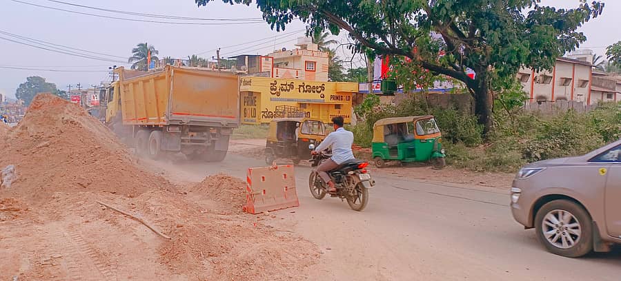 ಮಾಗಡಿ ಮುಖ್ಯ ರಸ್ತೆಯಲ್ಲಿ ಯುಜಿಡಿ ಕಾಮಗಾರಿಯಿಂದ ದೂಳು ಆವರಿಸಿರುವುದು
