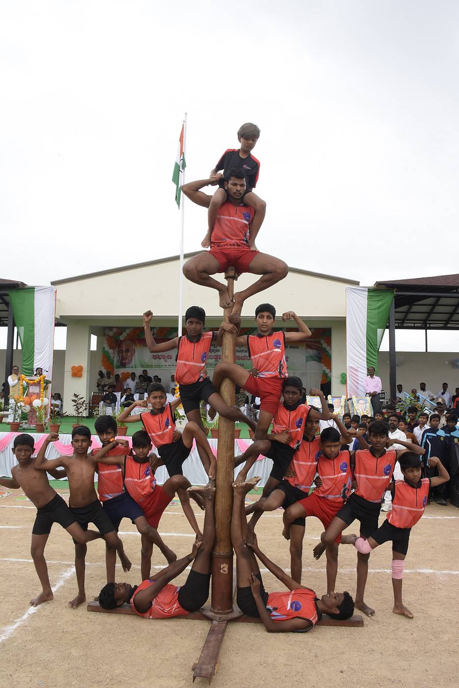 ಕಲ್ಯಾಣ ಕರ್ನಾಟಕ ಉತ್ಸವದ ವೇಳೆ ಮಲ್ಲಕಂಬದ ಪ್ರದರ್ಶನ ನೀಡಿದ ಮಕ್ಕಳು