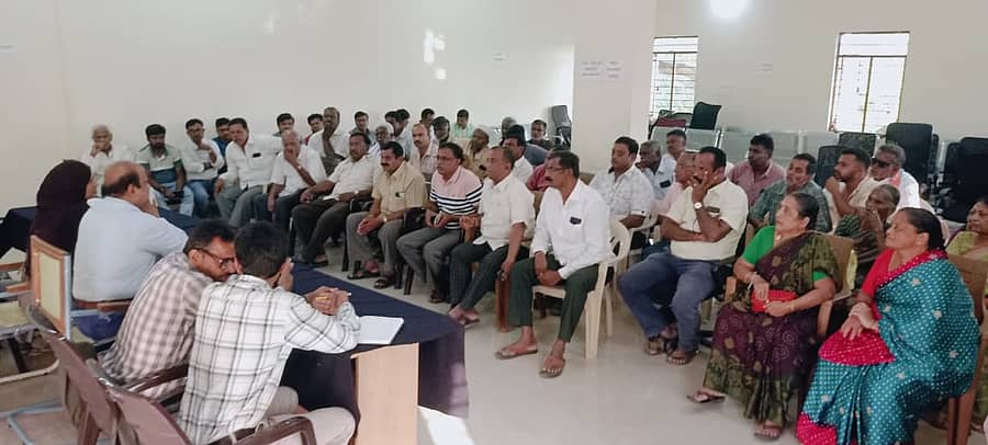 ಗುಡಿಬಂಡೆಯ ತಹಶೀಲ್ದಾರ್ ಕಚೇರಿಯಲ್ಲಿ ತಹಶೀಲ್ದಾರ್ ಸಿಗ್ಬತ್ತುಲ್ಲಾ ಅವರ ಅಧ್ಯಕ್ಷತೆಯಲ್ಲಿ ರಾಮಪಟ್ಟಣ ರಸ್ತೆ ಅಭಿವೃದ್ಧಿ ಸಂಬಂಧ ಮನೆಗಳ ಮಾಲೀಕರು ಮತ್ತು ಅಧಿಕಾರಿಗಳ ಸಭೆ ನಡೆಯಿತು