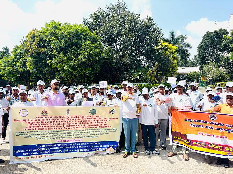 ಚಿಕ್ಕಬಳ್ಳಾಪುರದಲ್ಲಿ ಹಮ್ಮಿಕೊಂಡಿದ್ದ ನಶಾಮುಕ್ತ ಭಾರತ್ ಮತ್ತು ತಂಬಾಕು ಮುಕ್ತ ಯುವ ಅಭಿಯಾನದಲ್ಲಿ ನೆರೆದಿದ್ದವರಿಗೆ ಪ್ರತಿಜ್ಞಾ ವಿಧಿ ಬೋಧಿಸಲಾಯಿತು