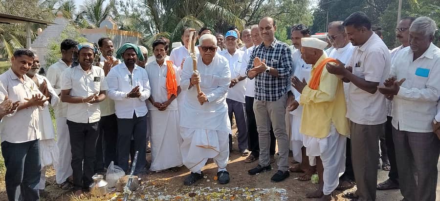 ಗಜೇಂದ್ರಗಡ ತಾಲ್ಲೂಕಿನ ನಾಗರಸಕೊಪ್ಪ ಗ್ರಾಮದ ಹುಲಿಗೆಮ್ಮದೇವಿ ದೇವಸ್ಥಾನದ ಬಳಿ ಸಿ.ಡಿ ನಿರ್ಮಾಣಕ್ಕೆ ರಾಜ್ಯ ಖನಿಜ ಅಭಿವೃದ್ಧಿ ನಿಗಮದ ಅಧ್ಯಕ್ಷ, ಶಾಸಕ ಜಿ.ಎಸ್.ಪಾಟೀಲ ಗುರುವಾರ ಭೂಮಿ ಪೂಜೆ ನೆರವೇರಿಸಿದರು