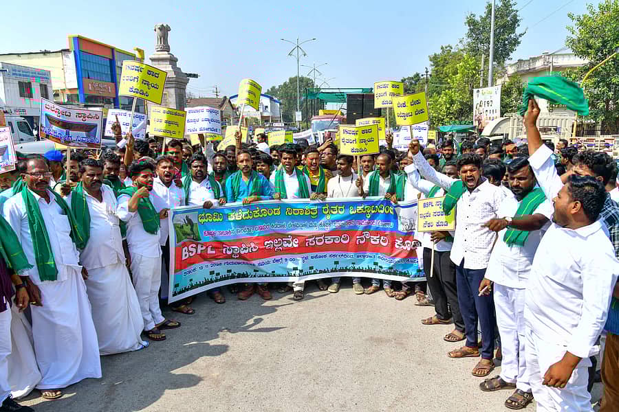 ಬಲ್ಡೋಟಾ ಉಕ್ಕಿನ ಕಾರ್ಖಾನೆ ಸ್ಥಾಪಿಸಲು ಅನುಮತಿ ಕೊಡಬೇಕು ಎಂದು ಆಗ್ರಹಿಸಿ ಕೊಪ್ಪಳದಲ್ಲಿ ಗುರುವಾರ ಭೂಮಿ ಕಳೆದುಕೊಂಡ ನಿರಾಶ್ರಿತರ ರೈತರ ಒಕ್ಕೂಟದ ಪದಾಧಿಕಾರಿಗಳು ಪ್ರತಿಭಟನಾ ಮೆರವಣಿಗೆ ನಡೆಸಿದರು