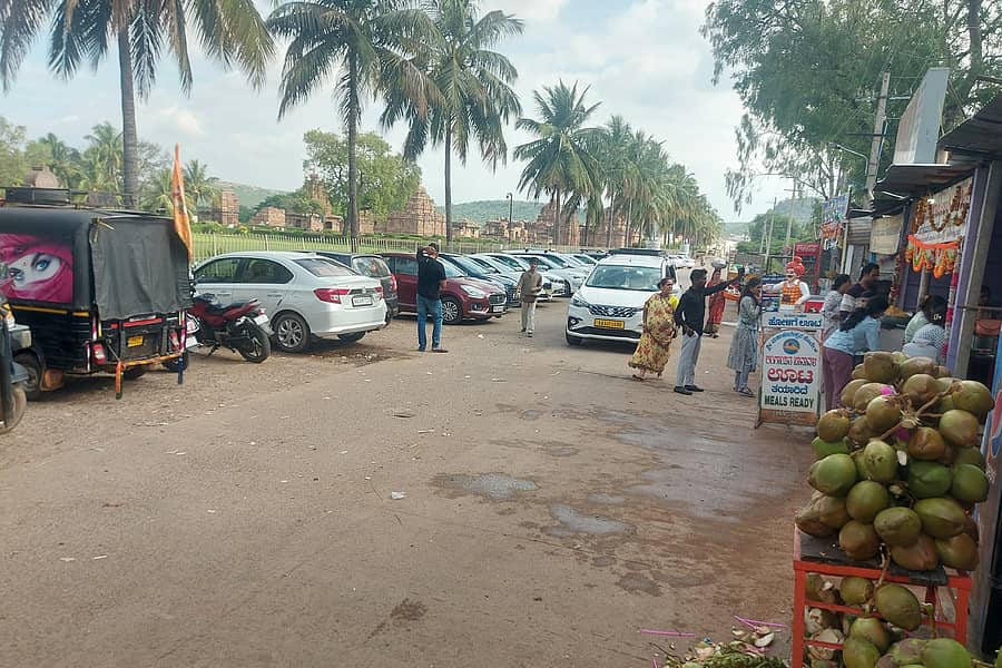 ಬಾದಾಮಿ ಸಮೀಪದ ವಿಶ್ವ ಪರಂಪರೆಯ ತಾಣ ಪಟ್ಟದಕಲ್ಲಿನ ರಸ್ತೆಯಲ್ಲಿಯೇ ನಿಲುಗಡೆಯಾದ ವಾಹನಗಳು.