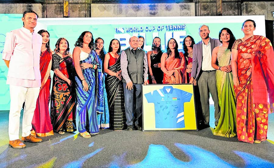 <div class="paragraphs"><p>ಬಿಲ್ಲೀ ಜೀನ್‌ ಕಿಂಗ್‌ ಕಪ್‌ ಅಂತರರಾಷ್ಟ್ರೀಯ ಮಹಿಳಾ ಟೆನಿಸ್‌ ಟೂರ್ನಿಯ ‘ಜಿ’ ಗುಂಪಿನ ಪ್ಲೇಆಫ್‌ ಪಂದ್ಯಗಳು ನ.14ರಂದು ಆರಂಭವಾಗಲಿದೆ. ಅದರ ಅಂಗವಾಗಿ ಬುಧವಾರ ನಡೆದ ಕಾರ್ಯಕ್ರಮದಲ್ಲಿ ಆತಿಥೇಯ ಭಾರತ ತಂಡದ ಆಟಗಾರ್ತಿಯರು ತಮ್ಮ ಹಸ್ತಾಕ್ಷರವಿರುವ ಜರ್ಸಿಯನ್ನು ಕೆಎಸ್‌ಎಲ್‌ಟಿಎಗೆ ಉಡುಗೊರೆಯಾಗಿ ನೀಡಿದರು &nbsp; </p></div>