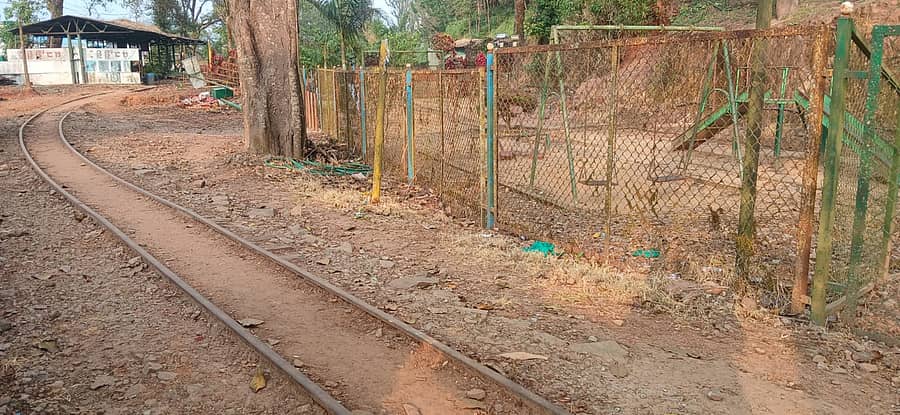 ಮಡಿಕೇರಿಯ ರಾಜಾಸೀಟ್ನಲ್ಲಿರುವ ಮಕ್ಕಳ ರೈಲಿನ ಹಳಿ ಪ್ರಜಾವಾಣಿ ಚಿತ್ರ/ರಂಗಸ್ವಾಮಿ