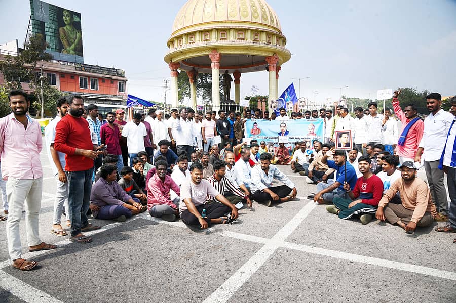 ನಂಜನಗೂಡಿನ ಅಂಬೇಡ್ಕರ್ ವೃತ್ತದಲ್ಲಿ ಬುಧವಾರ ತಾಲ್ಲೂಕಿನ ಮುಳ್ಳೂರು ಗ್ರಾಮಸ್ಥರು ಪ್ರತಿಭಟನೆ ನಡೆಸಿದರು