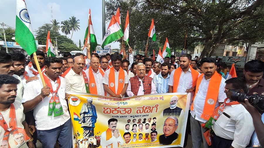 ಶಿರಾದಲ್ಲಿ ಬಿಜೆಪಿಯಿಂದ ಗುರುವಾರ ನಡೆದ ಏಕತಾ ನಡಿಗೆಯಲ್ಲಿ ಸಂಸದ ಗೋವಿಂದ ಕಾರಜೋಳ, ವಿಧಾನ ಪರಿಷತ್ ಸದಸ್ಯ ಚಿದಾನಂದ್ ಎಂ.ಗೌಡ ಹಾಜರಿದ್ದರು