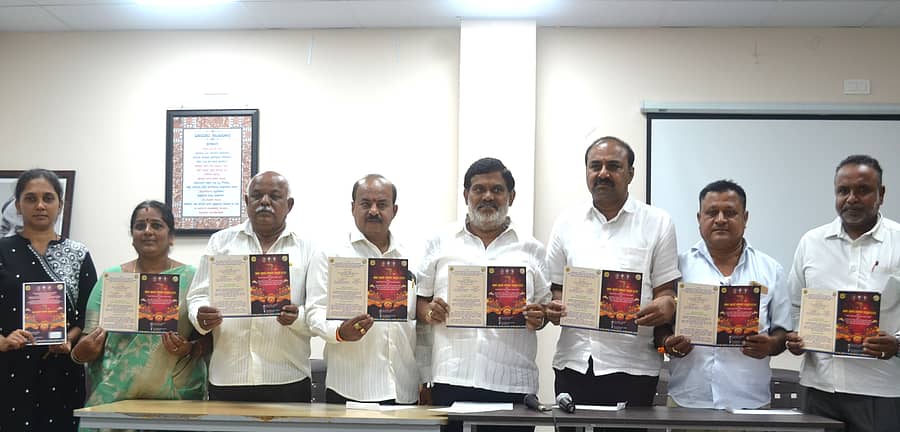 ಹುಣಸೂರು ನಗರದ ಮೈಮುಲ್ ಹಾಲು ಶಿತಲೀಕರಣ ಘಟಕದಲ್ಲಿ ನಡೆದ ಸುದ್ದಿಗೋಷ್ಠಿಯಲ್ಲಿ ಮೈಮುಲ್ ನಿರ್ದೇಶಕ ಕೆ.ಎಸ್.ಕುಮಾರ್ ಮತ್ತು ಸಹಕಾರಿಗಳು 72ನೇ ಸಪ್ತಾಹ ಕಾರ್ಯಕ್ರಮದ ಪೋಸ್ಟರ್ ಬಿಡುಗಡೆ ಮಾಡಿದರು